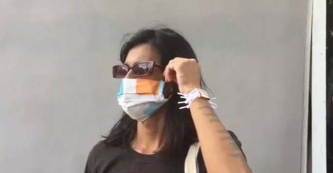 Kalau dilihat sekilas sih gayanya yang satu ini udah keren banget. Tapi coba perhatiin lagi deh, itu tali jamnya kok unik banget ya, ada yang tahu terbuat dari apa? Foto: Instagram/@galihjohar