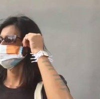 Kalau dilihat sekilas sih gayanya yang satu ini udah keren banget. Tapi coba perhatiin lagi deh, itu tali jamnya kok unik banget ya, ada yang tahu terbuat dari apa? Foto: Instagram/@galihjohar