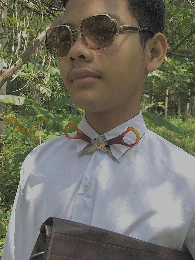 Wah idenya yang satu ini cukup cemerlang ya.. Menjadikan gunting sebagai pengganti dasi kupu-kupu. Asal jangan sampai aja tuh guntingnya jadi melukai leher atau dada nantinya. Foto: Instagram/@galihjohar