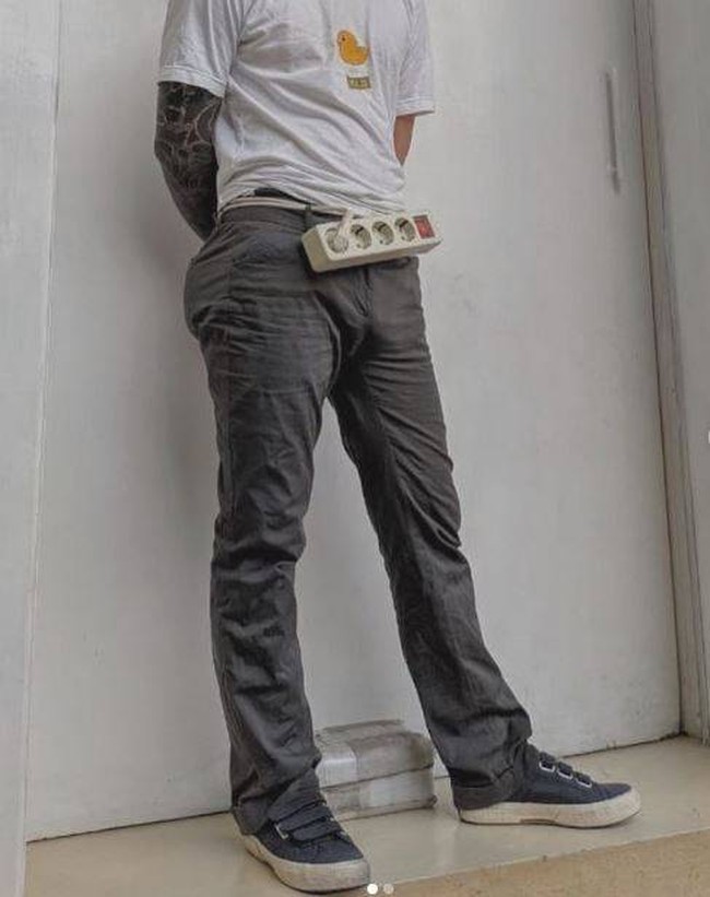 Nah multifungsi banget nih ikat pinggang yang satu ini. Dijamin penggunanya nggak akan kekurangan colokan listrik deh kalau pergi ke mana-mana. Foto: Instagram/@galihjohar