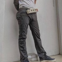 Nah multifungsi banget nih ikat pinggang yang satu ini. Dijamin penggunanya nggak akan kekurangan colokan listrik deh kalau pergi ke mana-mana. Foto: Instagram/@galihjohar