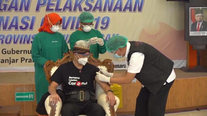 Ganjar divaksin Corona