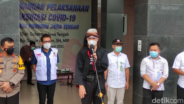 Ganjar Pranowo memberikan keterangan usai divaksin Corona