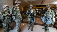 Pasukan Garda Nasional berjaga dengan membawa senjata lengkap. AP Photo/Manuel Balce Ceneta.