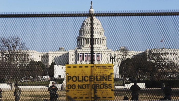 Pasukan Garda Nasional memperketat penjagaan Gedung Capitol, Washington, Amerika Serikat. Penjagaan ini dilakukan menjelang pelantikan Joe Biden sebagai presiden AS.