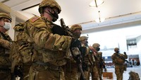 Pasukan Garda Nasional berjaga di Gedung Capitol, Washington, Amerika Serikat. AP Photo/Alex Brandon.