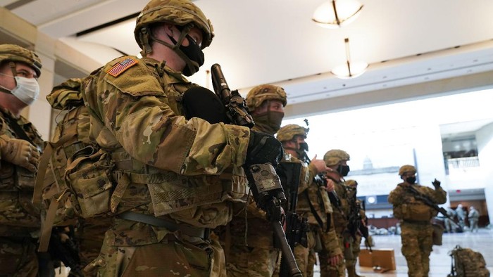 Pasukan Garda Nasional memperketat penjagaan Gedung Capitol, Washington, Amerika Serikat. Penjagaan ini dilakukan menjelang pelantikan Joe Biden sebagai presiden AS.