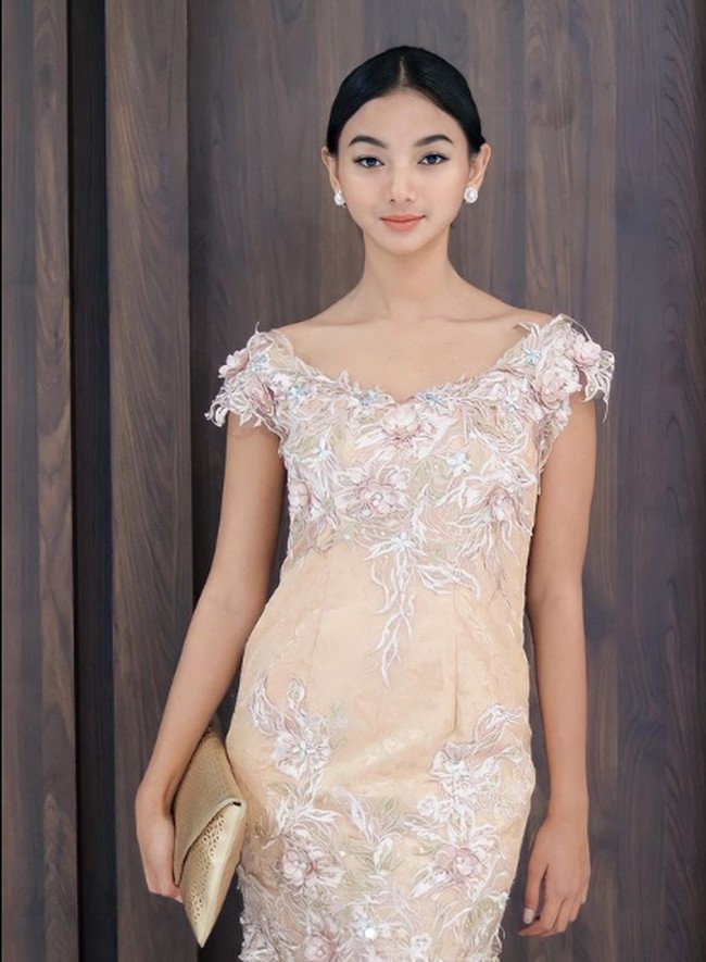 Hadir di acara ulang tahun MNC, Glenca Chysara tampil anggun dan ayu berbalut gaun mermaid dengan aksen bordir bentuk bunga nan cantik. Foto: Instagram/@glencachysaraofficial