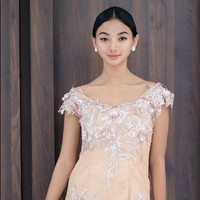 Hadir di acara ulang tahun MNC, Glenca Chysara tampil anggun dan ayu berbalut gaun mermaid dengan aksen bordir bentuk bunga nan cantik. Foto: Instagram/@glencachysaraofficial