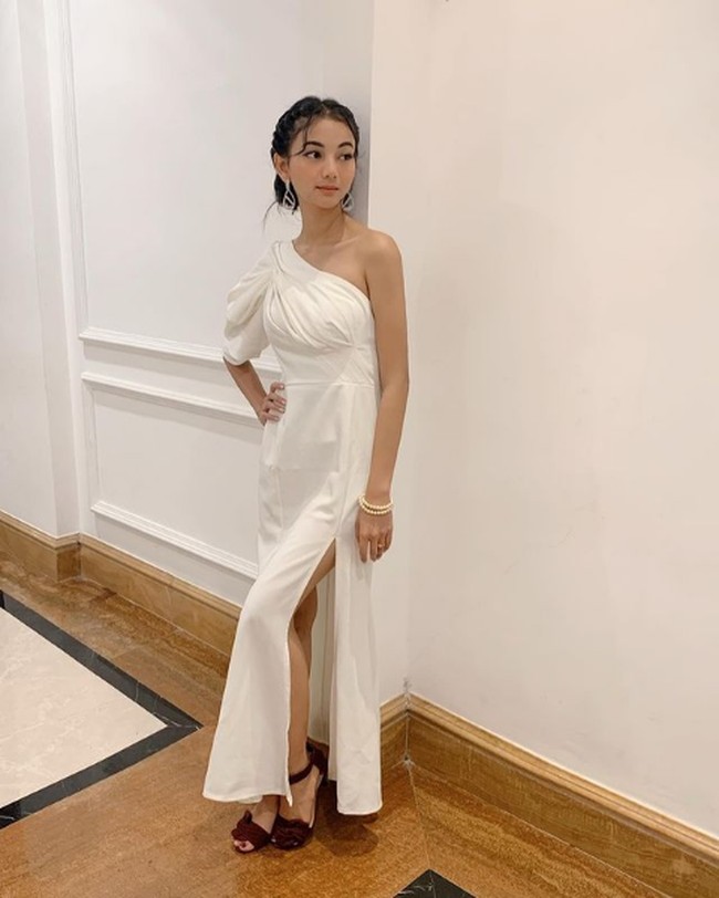 Tampilan feminin keponakan aktris Poppy Bunga ini diperlihatkannya lewat busana a la dewi Yunani, yakni gaun off shoulder berdraperi. Foto: Instagram/@glencachysaraofficial