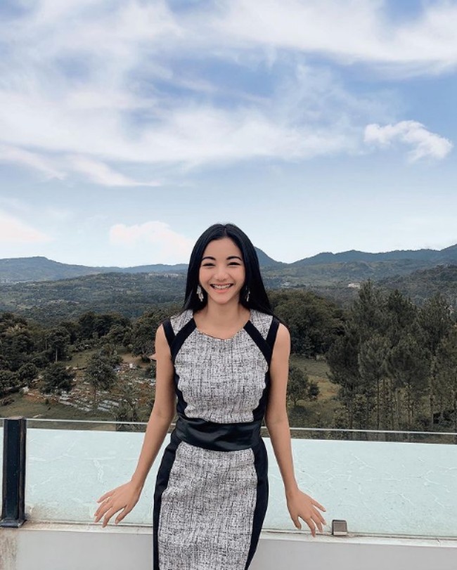 Glenca Chysara terlihat lebih dewasa dengan gaun berpotongan tailoring. Foto: Instagram/@glencachysaraofficial