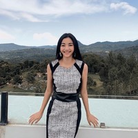 Glenca Chysara terlihat lebih dewasa dengan gaun berpotongan tailoring. Foto: Instagram/@glencachysaraofficial