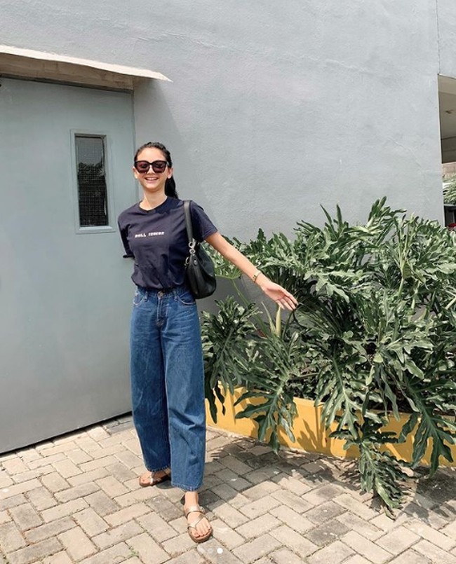 Sesekali aktris 25 tahun ini juga berpenampilan casual. Ia memadukan t-shirt dengan boyfriend jeans yang edgy tapi santai. Foto: Instagram/@glencachysaraofficial