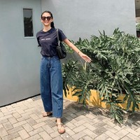 Sesekali aktris 25 tahun ini juga berpenampilan casual. Ia memadukan t-shirt dengan boyfriend jeans yang edgy tapi santai. Foto: Instagram/@glencachysaraofficial