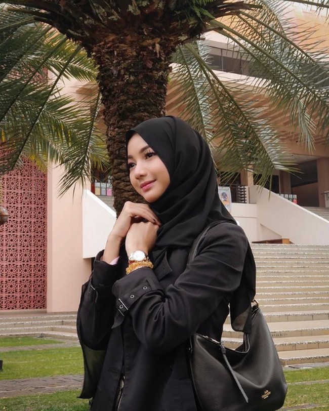 Gaya berhijab serba hitam juga pernah ditampilkannya. Untuk gaya satu ini dia mendapat banyak pujian dari netizen. Foto: Instagram/@glencachysaraofficial
