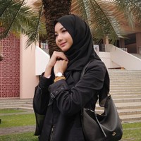 Gaya berhijab serba hitam juga pernah ditampilkannya. Untuk gaya satu ini dia mendapat banyak pujian dari netizen. Foto: Instagram/@glencachysaraofficial