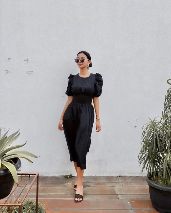 Gaya busana chic dan feminin Glenca Chysara ditampilkannya lewat akun Instagram dengan 935 ribu follower. Salah satunya dress dengan detail volume di bagian lengan yang dipadukannya bersama kacamata hitam. Foto: Instagram/@glencachysaraofficial