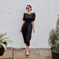 Gaya busana chic dan feminin Glenca Chysara ditampilkannya lewat akun Instagram dengan 935 ribu follower. Salah satunya dress dengan detail volume di bagian lengan yang dipadukannya bersama kacamata hitam. Foto: Instagram/@glencachysaraofficial