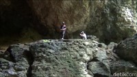 Ada dua gua eksotis yang tersembunyi di pedalaman hutan Kutai Kartanegara, yakni Gua Kelelawar dan Gua Air. Kedua gua ini berada di ketinggian sekitar 100 Mdpl. Dua gua alam itu menyimpan berbagai potensi wisata yang layak dikunjungi wisatawan. (Suriyatman/detikTravel)