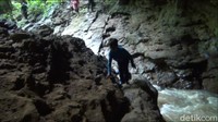 Di gua Air, para pengunjung bisa lebih semangat untuk menjelajahi gua. Suara aliran sungai terdengar sangat kencang. Bahkan hamparan batu-batu yang tersusun rapi di dalam gua menambah rasa ingin tahu para pengunjung untuk menaikinya. (Suriyatman/detikTravel)