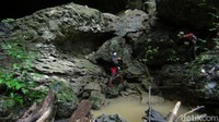 Bau menyengat tercium dari dalam gua. Itu adalah aroma khas kotoran kekelawar yang jumlahnya mencapai ribuan ekor di dalam gua. Kondisi gua semakin menarik dengan hamparan batu stalagmit atau batu-batu yang menempel pada langit-langit gua. (Suriyatman/detikTravel)