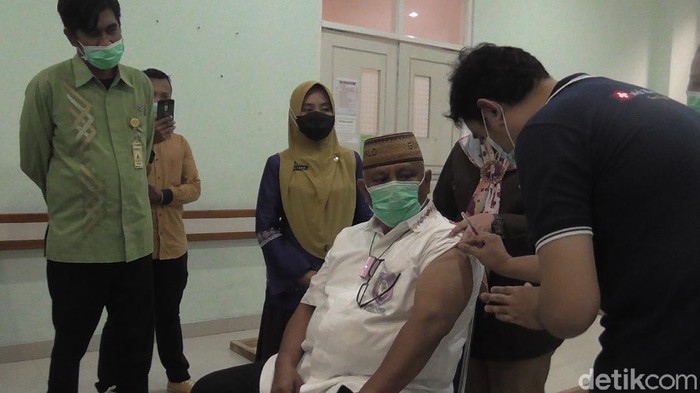 Gubernur Gorontalo Rusli Habibie menjalani simulasi vaksinasi.