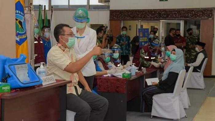 Gubernur Nusa Tenggara Barat (NTB) Zulkieflimansyah disuntik vaksin.