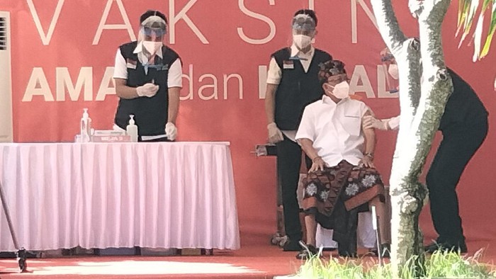 I Wayan Koster jadi orang pertama yang disuntik vaksin Corona di Bali
