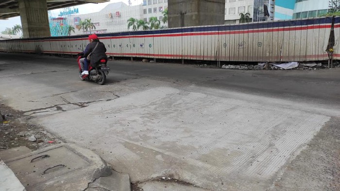 Jalan KH Noer Ali, seberang Metropolitan Mall Bekasi yang dulu rusak, kini selesai diperbaiki.