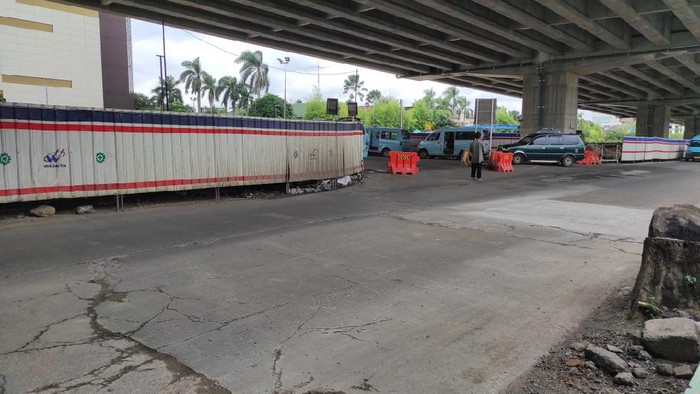 Jalan KH Noer Ali, seberang Metropolitan Mall Bekasi yang dulu rusak, kini selesai diperbaiki.