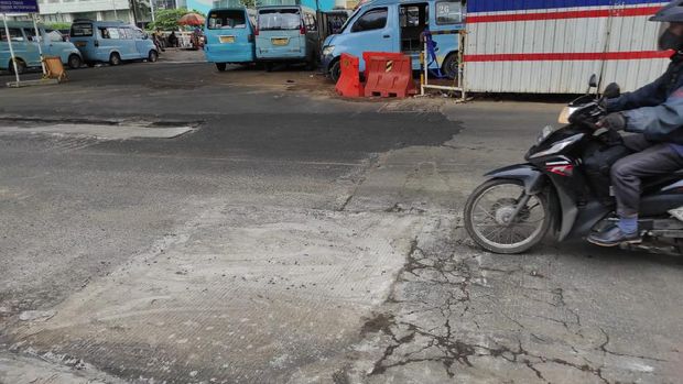 Jalan KH Noer Ali, seberang Metropolitan Mall Bekasi yang dulu rusak, kini selesai diperbaiki.