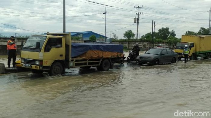 Jalur Pantura di perbatasan Kabupaten Tegal-Pemalang tergenang banjir, Kamis (14/1/2021).