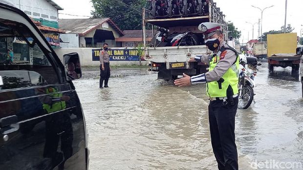 Jalur Pantura di perbatasan Kabupaten Tegal-Pemalang tergenang banjir, Kamis (14/1/2021).