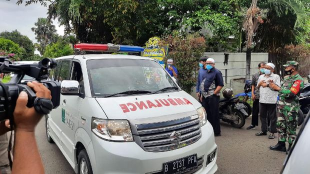Jenazah Syekh Ali Jaber tiba di rumah duka di Pulo Gadung (Foto: Afzal/detikcom)