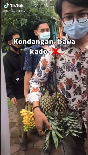 Ngakak! Para Pria Ini Bawa Kado Singkong hingga Kelapa saat Kondangan