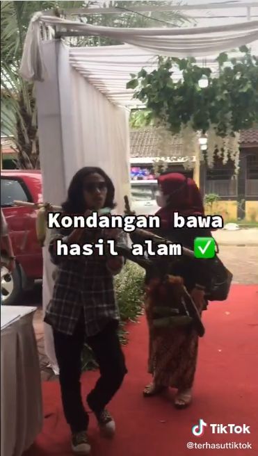 Ngakak! Para Pria Ini Bawa Kado Singkong hingga Kelapa saat Kondangan