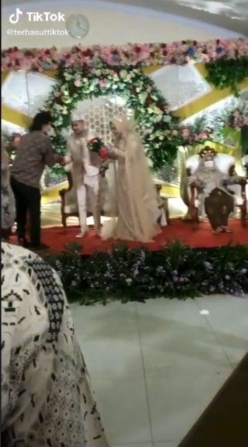Ngakak! Para Pria Ini Bawa Kado Singkong hingga Kelapa saat Kondangan
