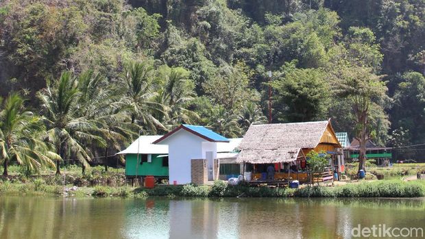 Kampung Berua adalah salah satu destinasi wisata Rammang-Rammang yang paling sering dikunjungi wisatawan