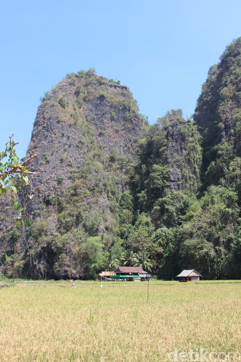 Kampung Berua adalah salah satu destinasi wisata Rammang-Rammang yang paling sering dikunjungi wisatawan