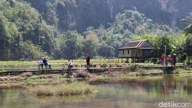 Kampung Berua adalah salah objek wisata yang patut dikunjungi ketika ke Sulawesi