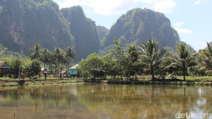Kampung Berua adalah salah objek wisata yang patut dikunjungi ketika ke Sulawesi