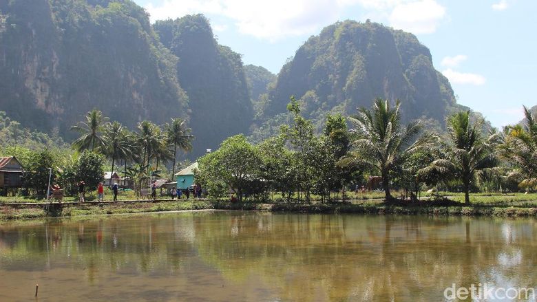 Kampung Berua Kampung Berua adalah salah objek wisata yang patut dikunjungi ketika ke Sulawesi