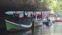 Untuk mencapai kampung, travelers harus menggunakan perahu menyusuri sungai.