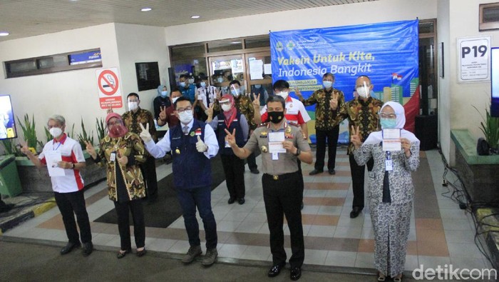 Kapolda Jabar Irjen Ahmad Dofiri sebut vaksinasi Corona tak lebih sakit dari rapid test