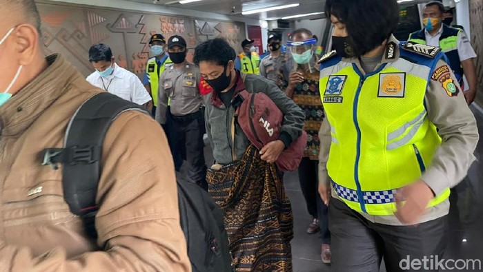 Keluarga 2 penumpang Sriwijaya Air yang pakai KTP orang tiba di Bandara Soekarno-Hatta (Dok Polres Bandara Soetta)
