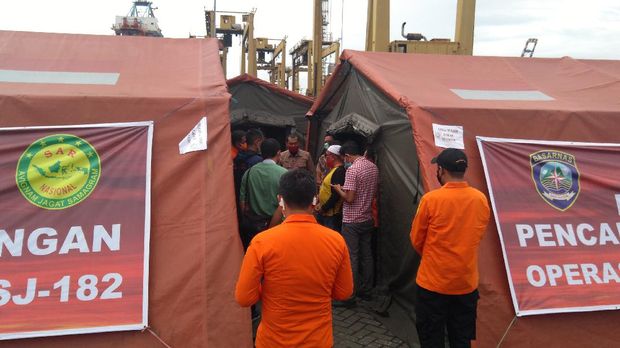Keluarga korban SJ182 mendatangi JICT II untuk meminta kejelasan informasi (Foto:  Adhyasta Dirgantara/detikcom)