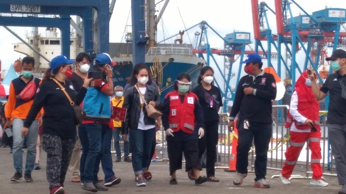 Keluarga korban SJ182 mendatangi JICT II untuk meminta kejelasan informasi (Foto:  Adhyasta Dirgantara/detikcom)