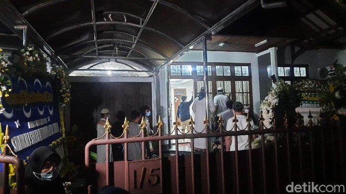 Keluarga Syekh Ali Jaber memastikan tidak menggelar tahlilan mengingat kondisi pandemi COVID. Mereka minta masyarakat cukup mendoakan dari tempat masing-masing. (Tim detikcom)