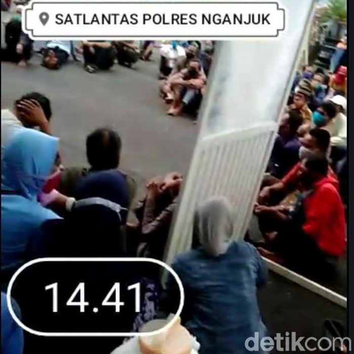 Video kerumunan warga mengantre dalam pembuatan SIM di Polres Nganjuk, beredar. Kasat Lantas Polres Nganjuk AKP Marita Dyah Angraini membenarkan kejadian itu.