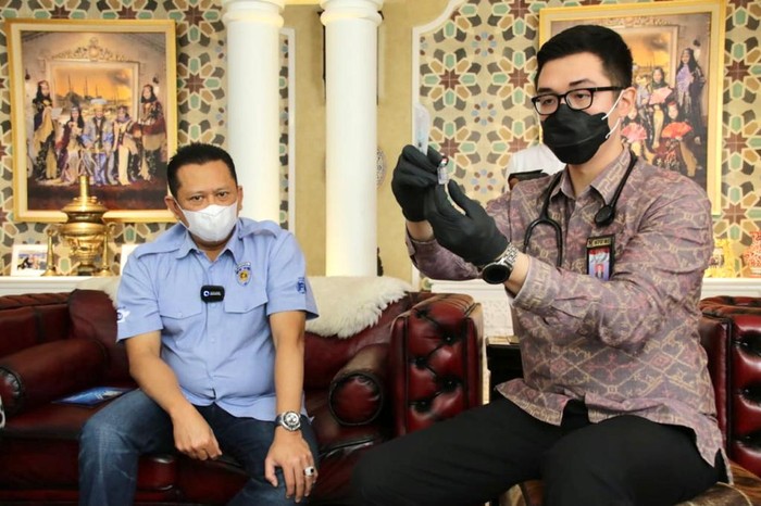 Ketua MPR RI Bambang Soesatyo divaksin Sinovac